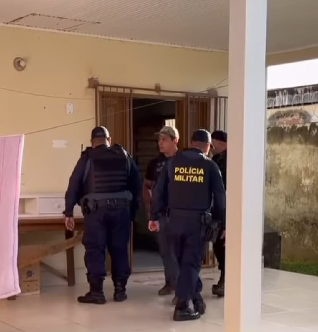 Mulher é presa em flagrante suspeita de matar o irmão a facadas em Rio Branco