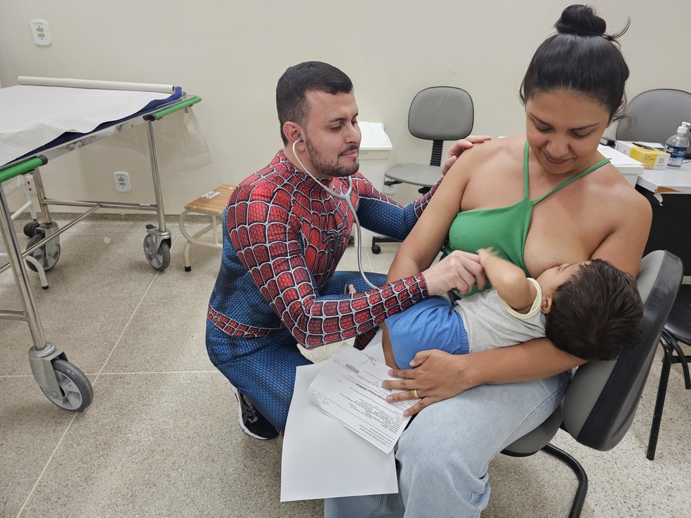 Médico do DF atende seus pacientes vestido de homem-aranha — Foto: Divulgação/IgesDF