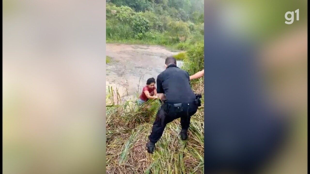 VÍDEO: PMs resgatam jovem de lago após carro ficar submerso em Aperibé