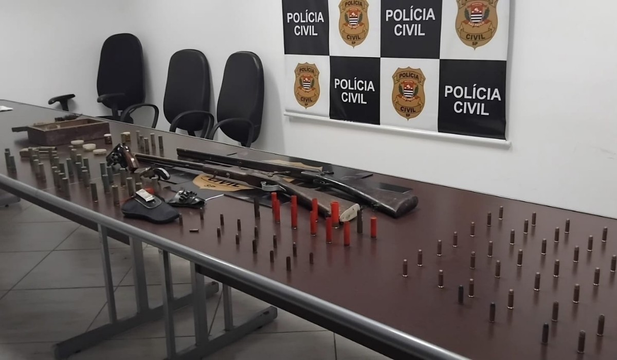 Suspeito de agredir e ameaçar atirar em enteado é preso por posse ilegal de armas em Piracicaba