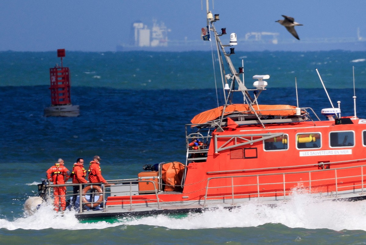 A boat carrying migrants capsizes in the English Channel, killing at least 6 people |  world