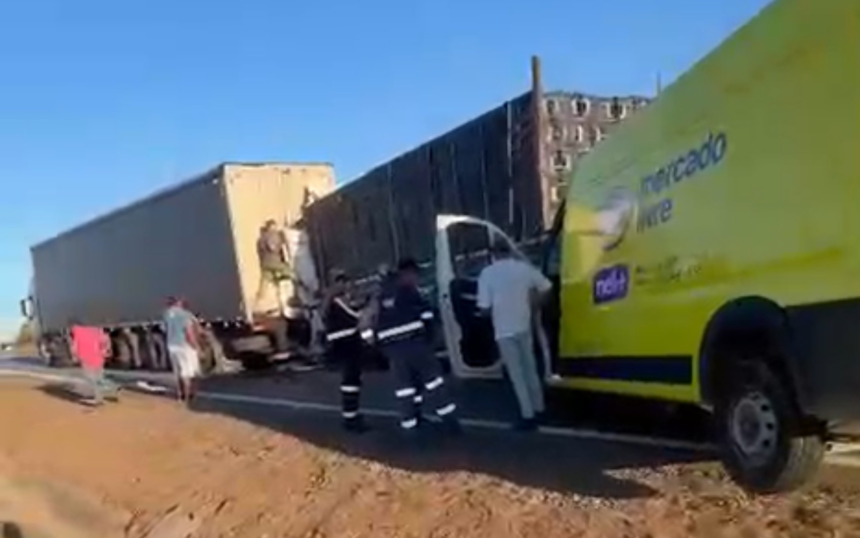 Caminhoneiro morre em engavetamento entre três veículos na Fernão Dias, em MG