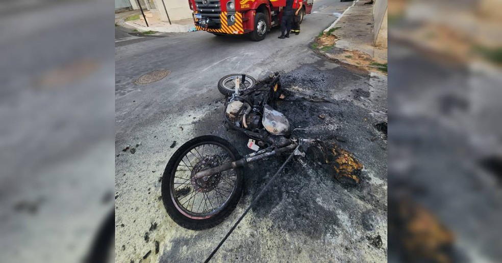 Moto ficou completamente queimada após pegar fogo depois que condutor sofreu queda — Foto: Corpo de Bombeiros
