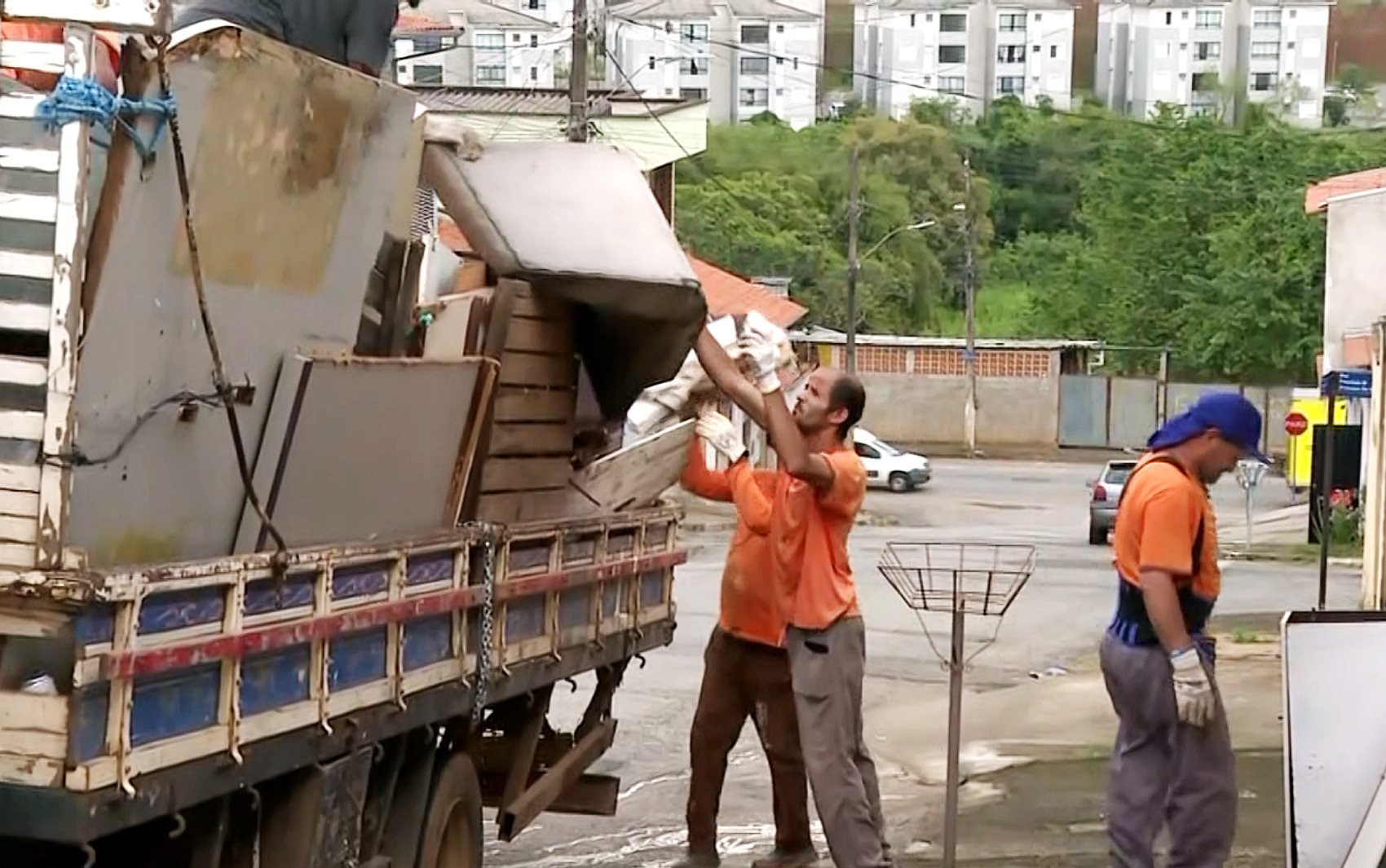 Saiba como funciona o mutirão que já retirou 400 toneladas de materiais das ruas de Varginha, MG