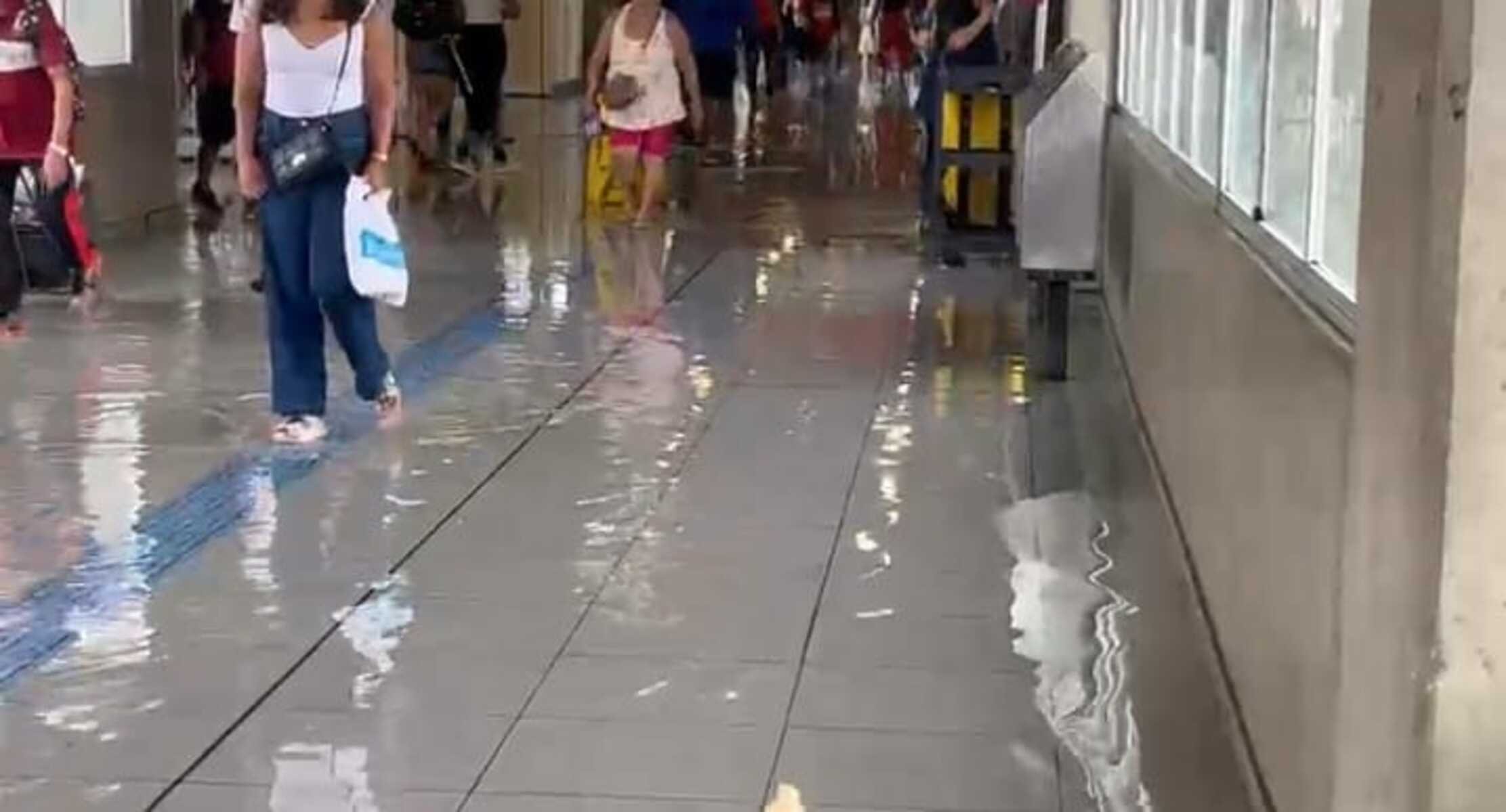 Chuva alaga estação da CPTM em Ferraz de Vasconcelos