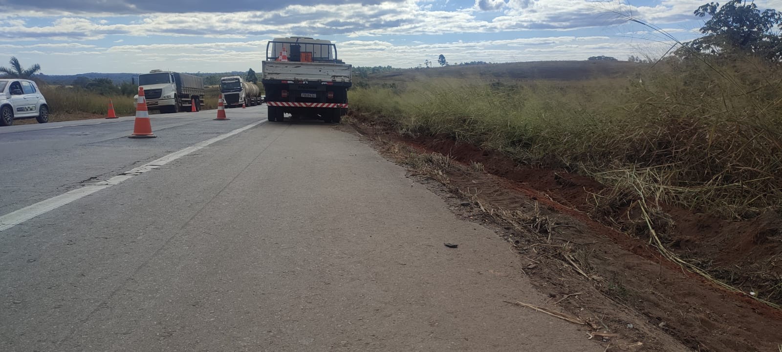 Trabalhador morre atropelado por caminhão da própria empresa na BR-262, em Córrego Danta