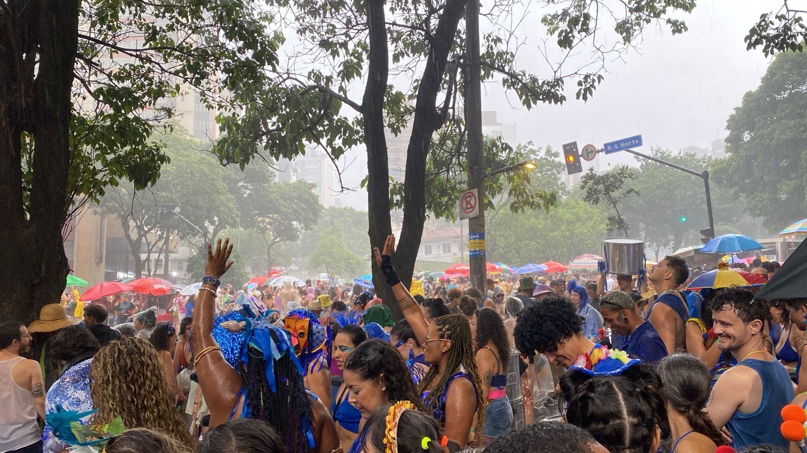 Temporal no meio do bloco: como curtir o carnaval com segurança em meio a chuva forte, raios e granizo
