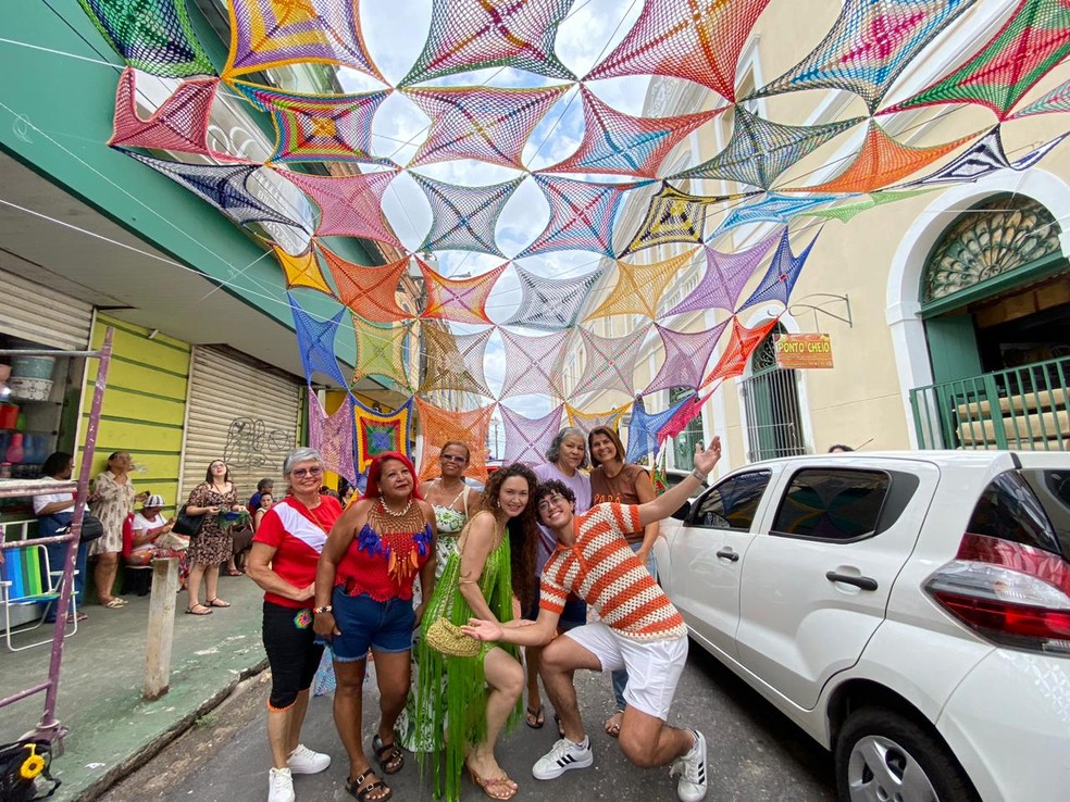 Homens e mulheres produziram os "squares" de crochê. — Foto: Juliana Bessa / g1