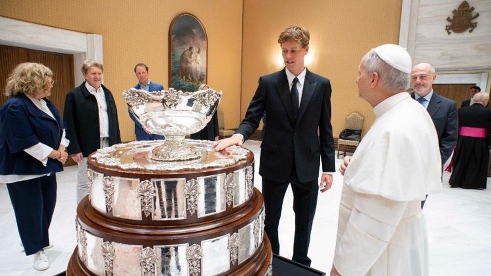 Papa Leão XIV recebe tenista italiano Jannik Sinner no Vaticano em 14 de maio de 2025. — Foto: Vatican Media