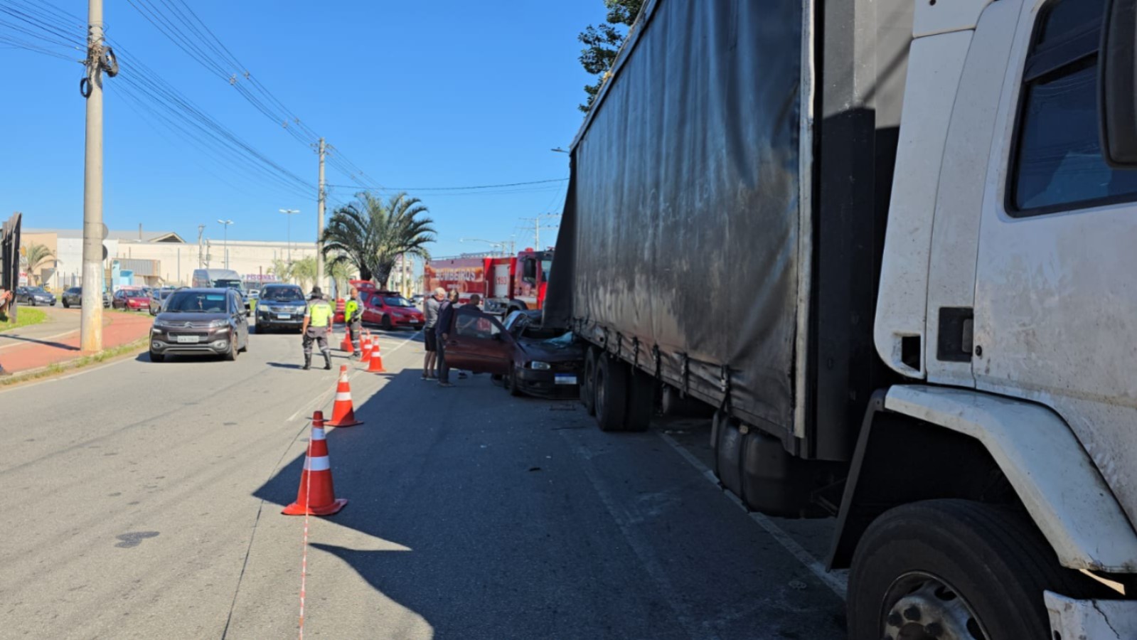 Motorista morre após bater carro na traseira de caminhão estacionado em Taubaté