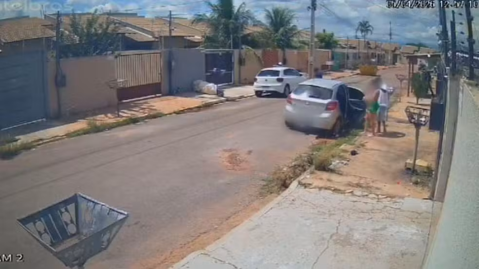 Momento em que família é sequestrada no Bairro Paiaguás, em Várzea Grande (MT) — Foto: Reprodução