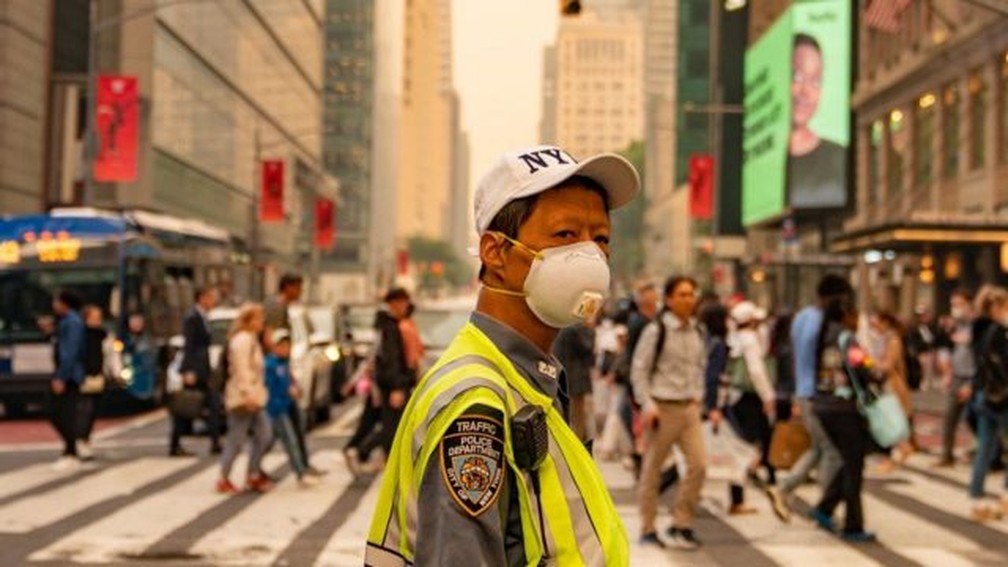 Governo de Nova York anunciou que distribuiria um milhão de máscaras para residentes na quinta-feira.  — Foto: Getty Images via BBC