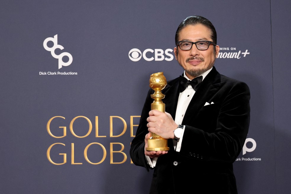 Hiroyuki Sanada posa com o prêmio de melhor ator de série de drama, por 'Xógum', no Globo de Ouro 2025 — Foto: Amy Sussman/Getty Images/AFP
