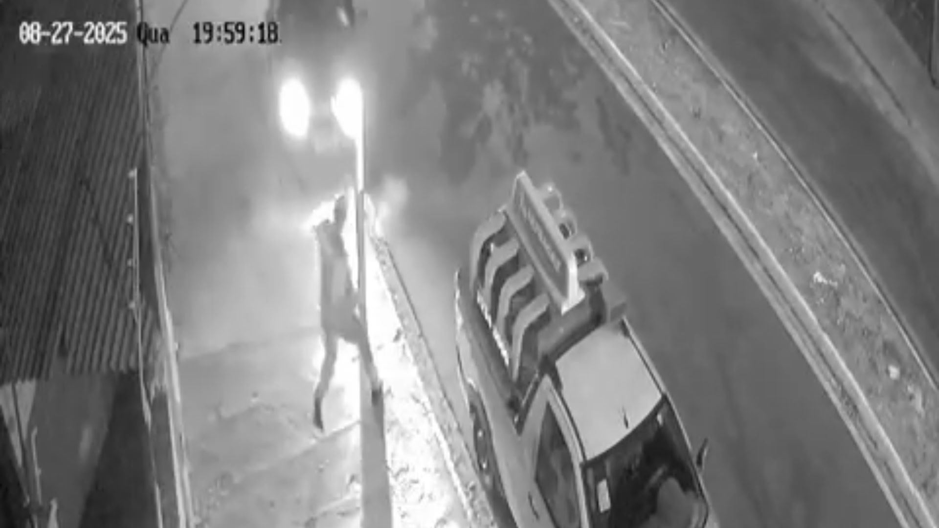 VÍDEO: homem escapa por pouco de ser atropelado em calçada no interior de SP