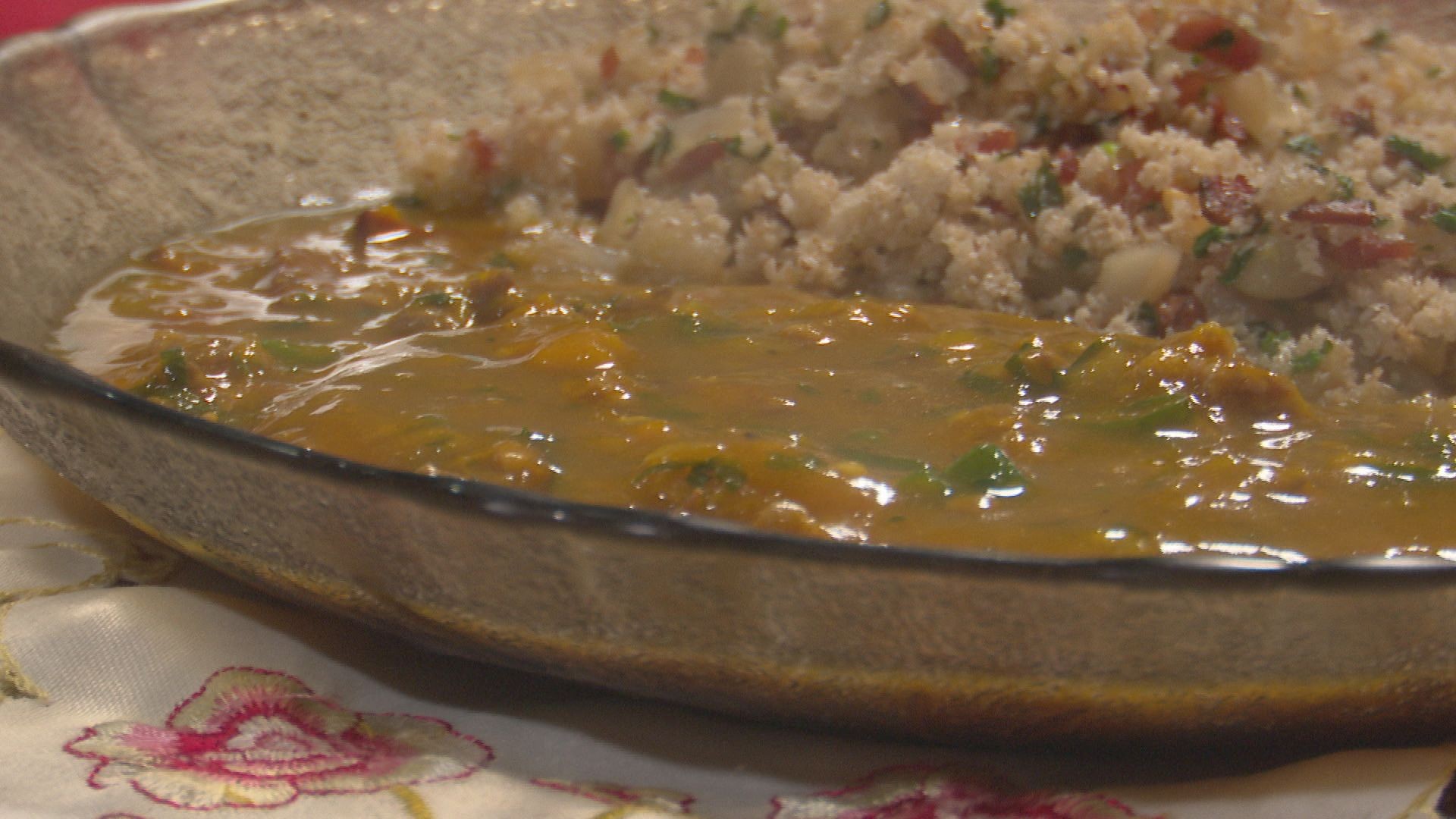 Veja como preparar receita de caldo de cabotiá com farofa de pinhão 