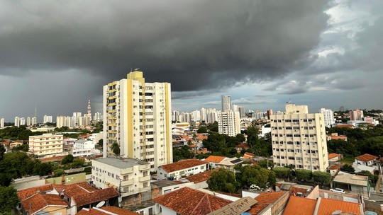 Chuva forte atinge parte do Sudeste, e fumaça de queimadas avança pelo Norte