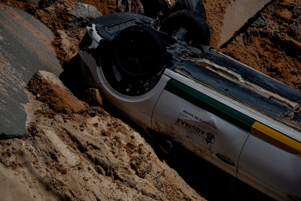 Cratera formada após asfalto ceder na estrada entre Fortaleza e Aquiraz, nesta segunda-feira (27) — Foto: Thiago Gadelha/SVM