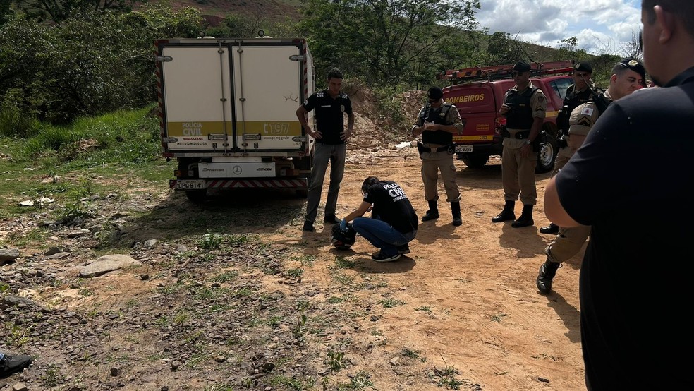 Perícia no local do corpo encontrado em Governador Valadares — Foto: Roberto Higino