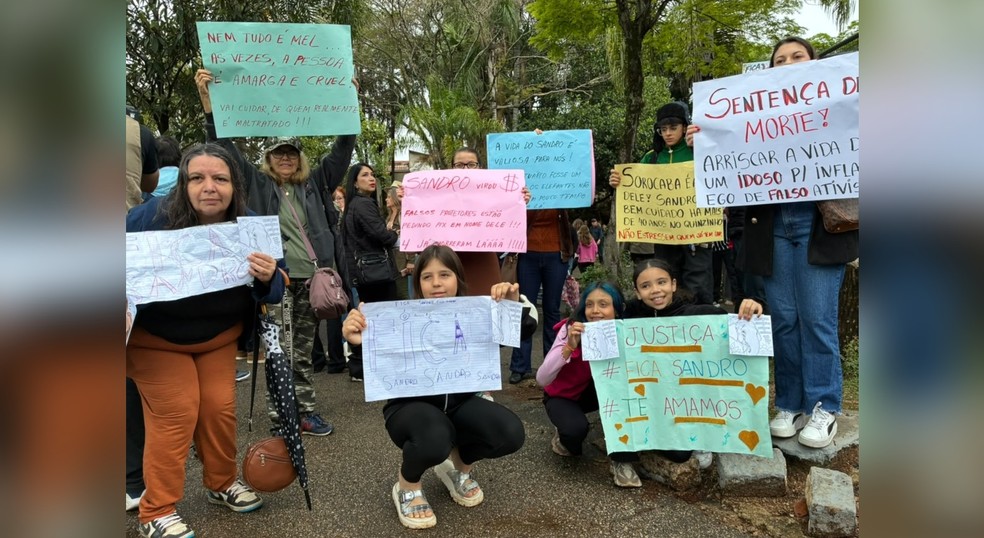 Fam&iacute;lias protestam contra transfer&ecirc;ncia do elefante Sandro, em Sorocaba (SP) &mdash; Foto: Thiago Ariosi/TV TEM