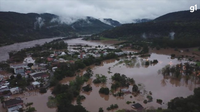 VÍDEO: água invadiu ruas de Santa Tereza, na Serra do RS