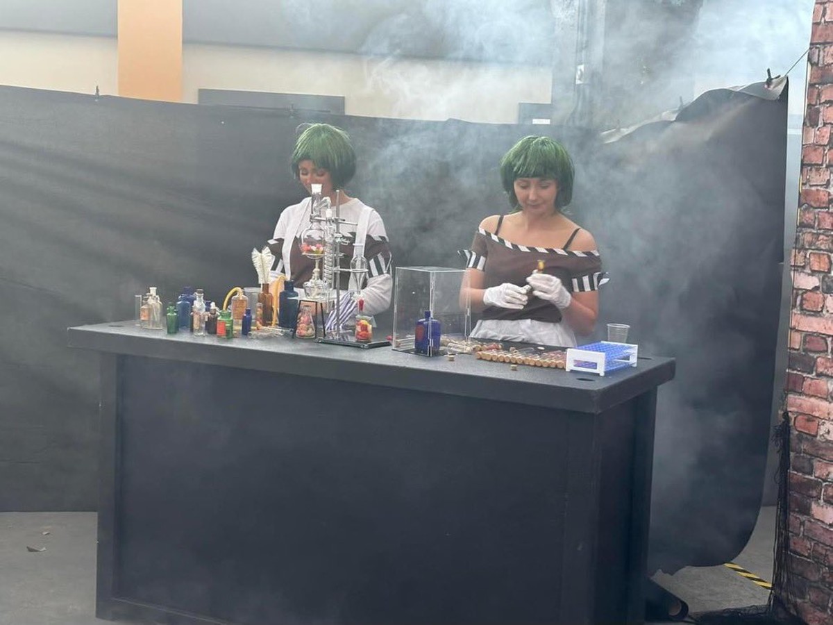 'Willy Wonka Experience' flopa, tem choro de criança e vira caso de polícia na Escócia após anúncio feito com inteligência artificial criar falsa expectativa; VÍDEO