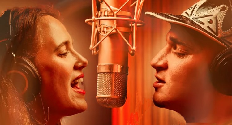 Tiê recorre a João Gomes, onipresença bem-vinda na música brasileira em 2025, para reciclar o sucesso 'A noite'