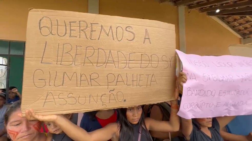 Mulheres indígenas pedem a liberdade de ex-servidor da Funai suspeito de abuso sexual, em protesto no AM — Foto: Jander Arauca