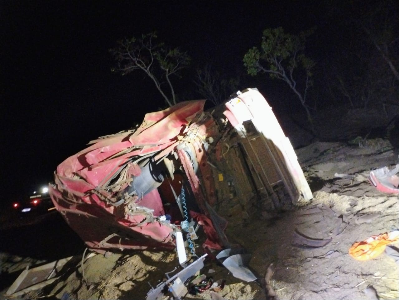 Motorista morre em capotamento de carreta carregada de café em Unaí