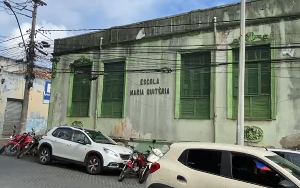 Antiga Escola Maria Quitéria, na Praça Eduardo Fróes da Mota, no Centro de Feira de Santana — Foto: João Mascarenhas/ Tv Subaé