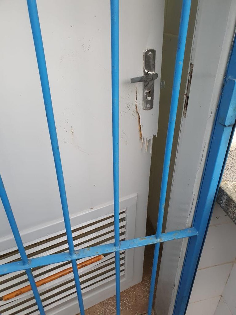 Portas são destruídas por criminosos que invadiram e furtaram creche no Benedito Bentes, em Maceió — Foto: Reprodução/Arquivo pessoal 