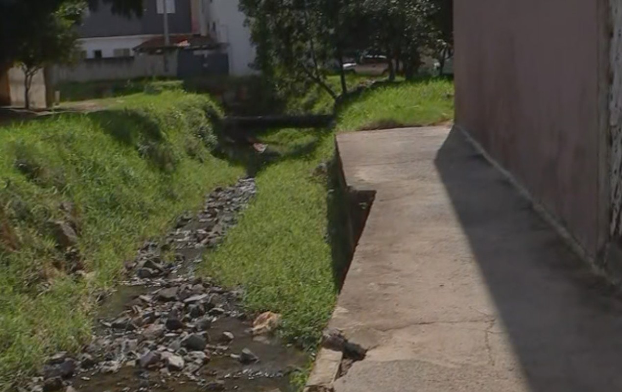 Obras em córrego causam danos a casas e desabamento de calçada em Sorocaba 