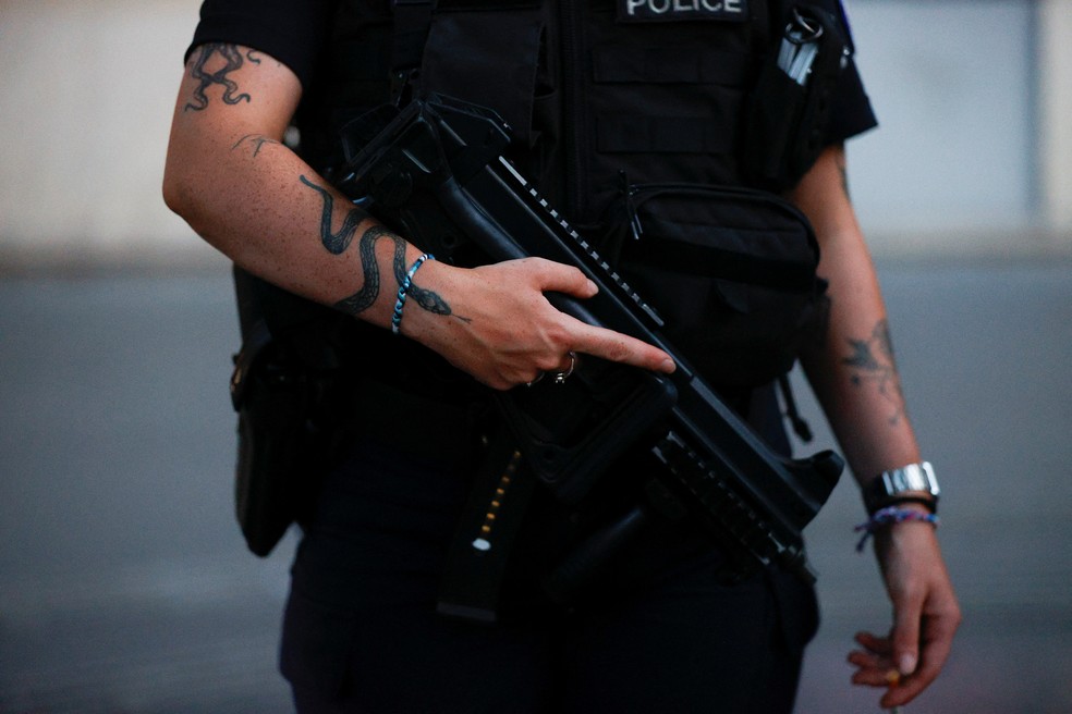 Policial armado durante ocorrência em Paris, em 17 de julho de 2024 — Foto: REUTERS/Abdul Saboor