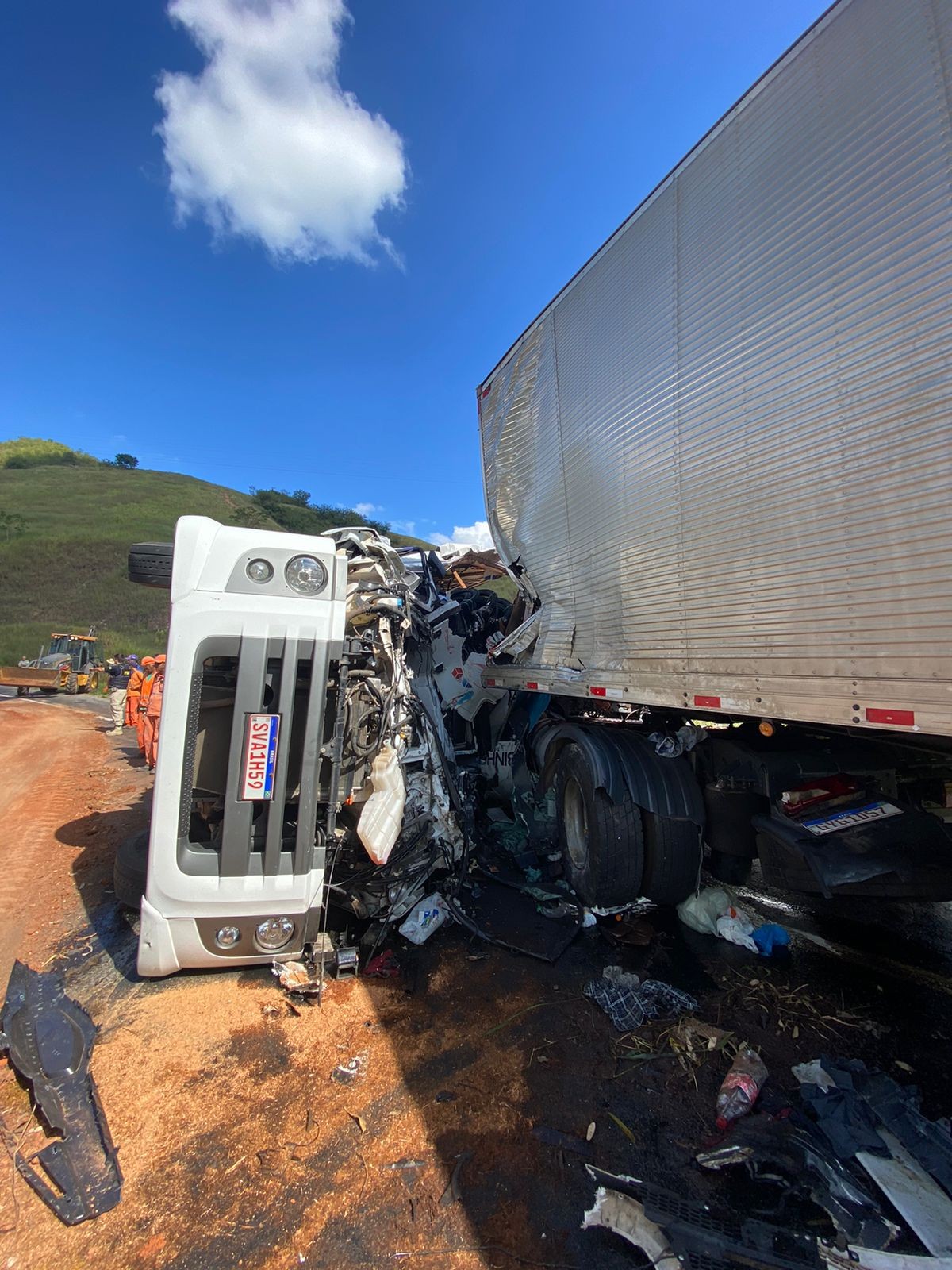 Batida frontal entre caminhões mata motorista na BR-262 