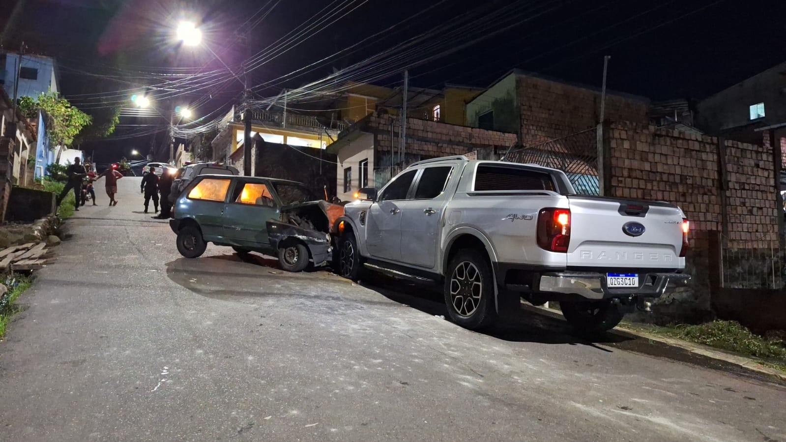 Idoso quebra as duas pernas após colidir carro com pick-up na Zona Oeste de Manaus