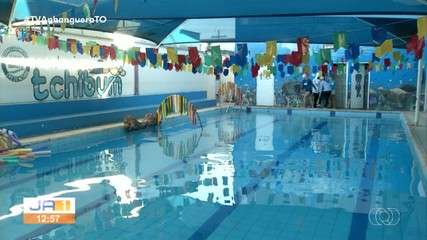 Bebês aproveitam Festa Junina na piscina em comemoração de São João diferenciada