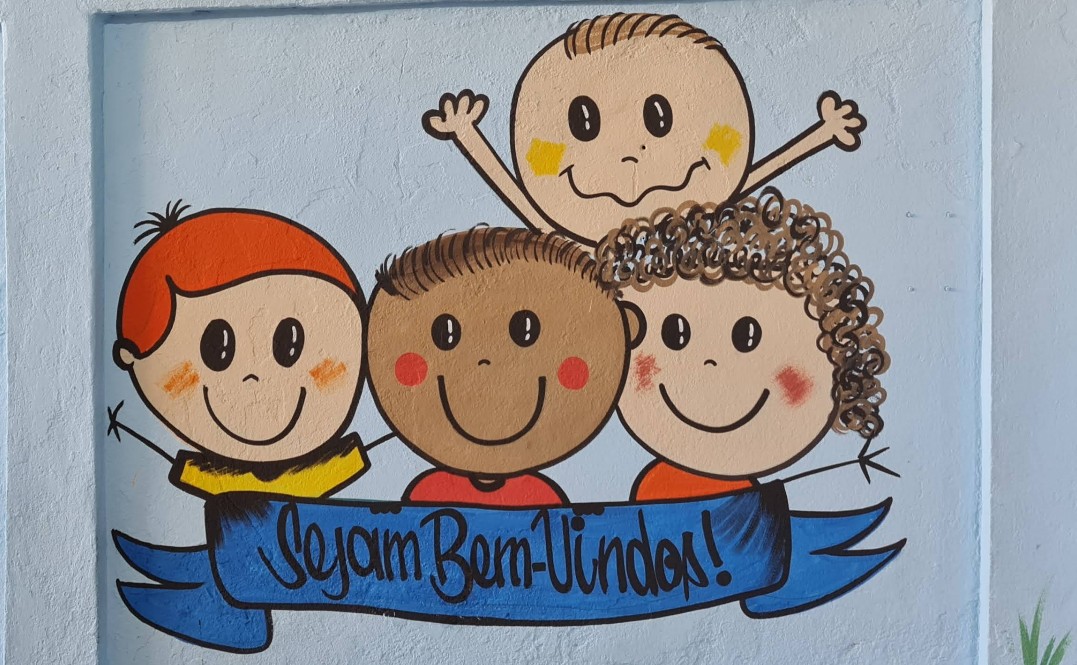 
Criança de 2 anos deixada sozinha em banheiro de escola é encontrada duas horas depois com prédio já fechado