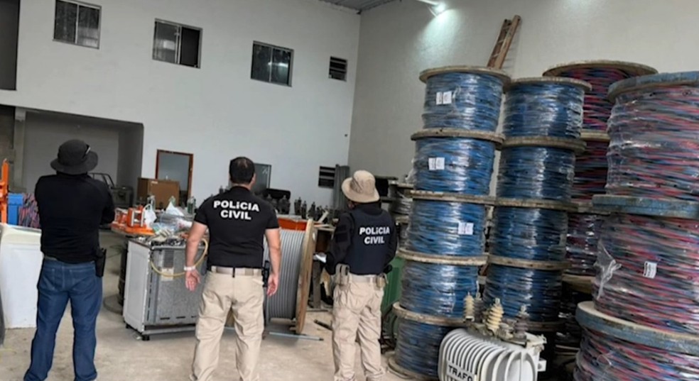 Material elétrico foi encontrado em galpão pela polícia civil — Foto: Reprodução/TV Sudoeste