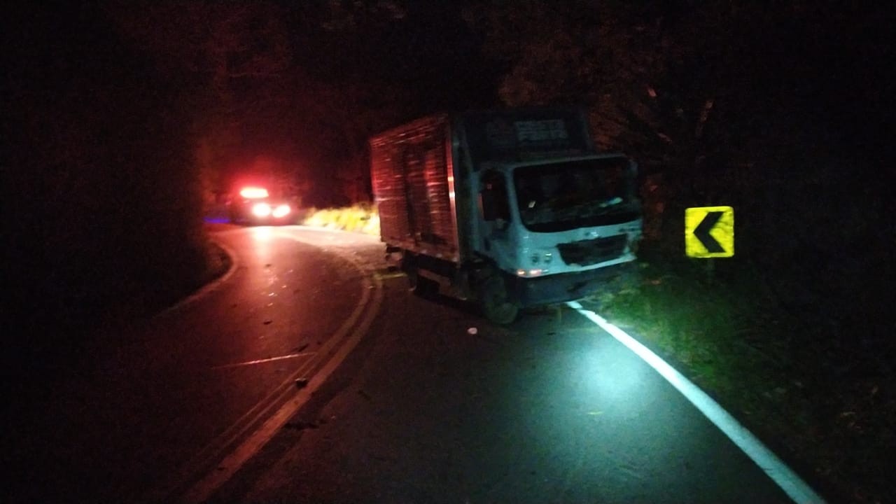 Caminhão carregado com hortaliças perde o freio e causa acidente na BR-354, em Resende