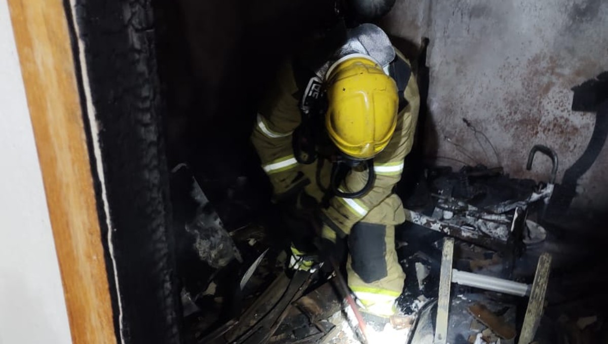 Casa pega fogo durante a madrugada em Governador Valadares