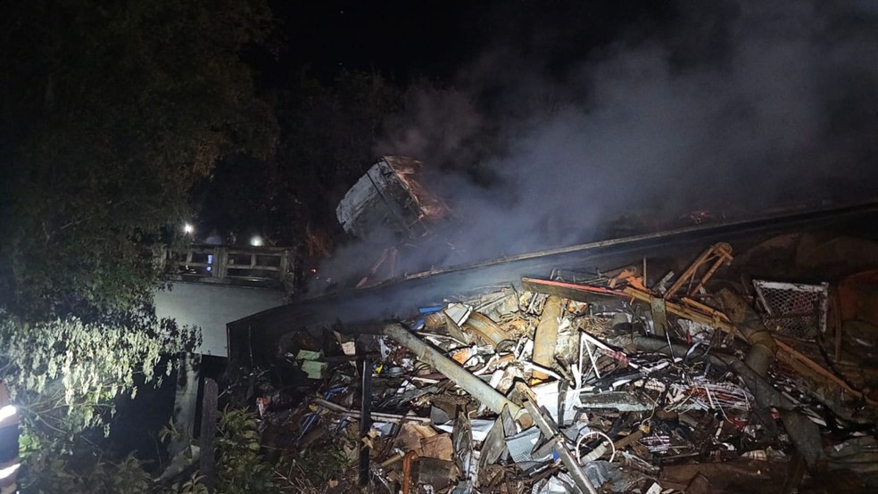 Carretas com sucatas pertenciam a mesma empresa; acidente foi na BR-352 &mdash; Foto: Corpo de Bombeiros/Divulga&ccedil;&atilde;o
