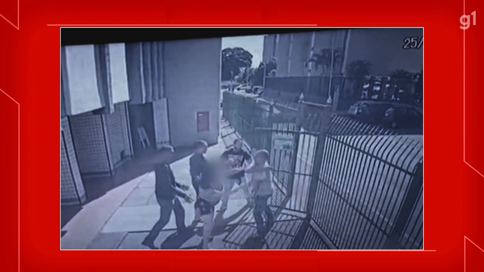 Homem invade prédio, agride namorada e morador idoso e acaba preso no Cruzeiro; veja VÍDEO
