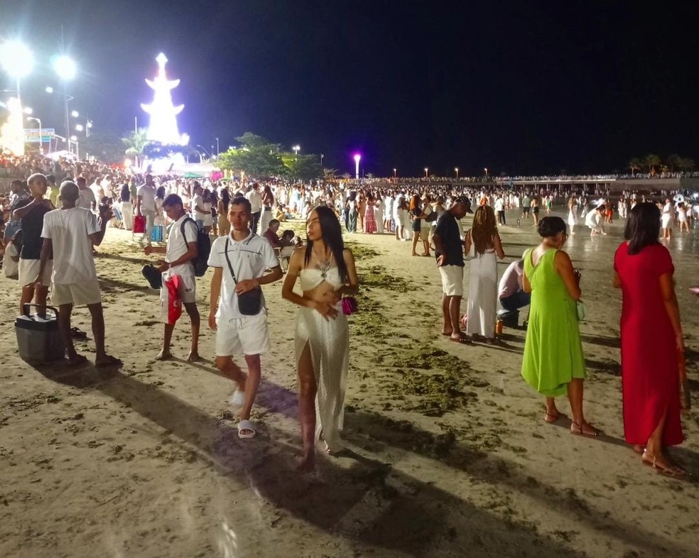 Muita gente preferiu passar a virada na areia da praia — Foto: Anna Cláudia Almeida/TV Gazeta