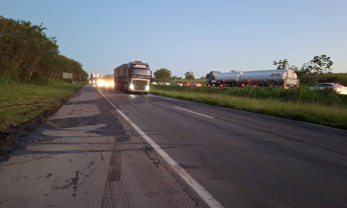 Pista é liberada na BR-324 mais de 13 horas após tombamento de caminhão-tanque