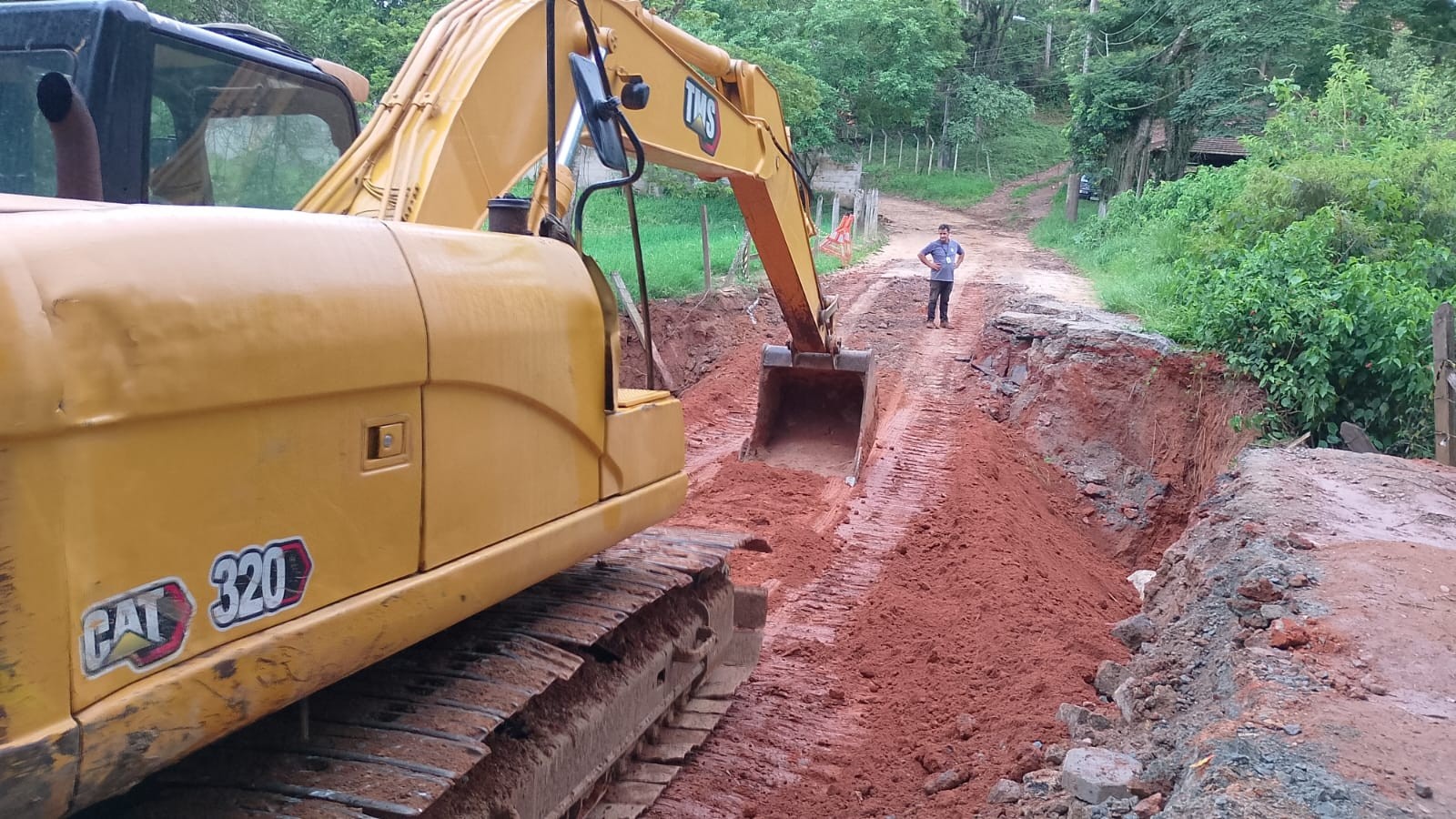 Prefeitura libera passagem provisória após ponte desabar e deixar moradores ilhados em Santa Branca, SP