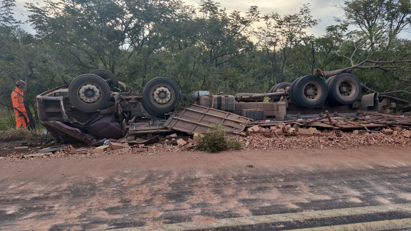 Motorista morre após caminhão tombar na rodovia em MG