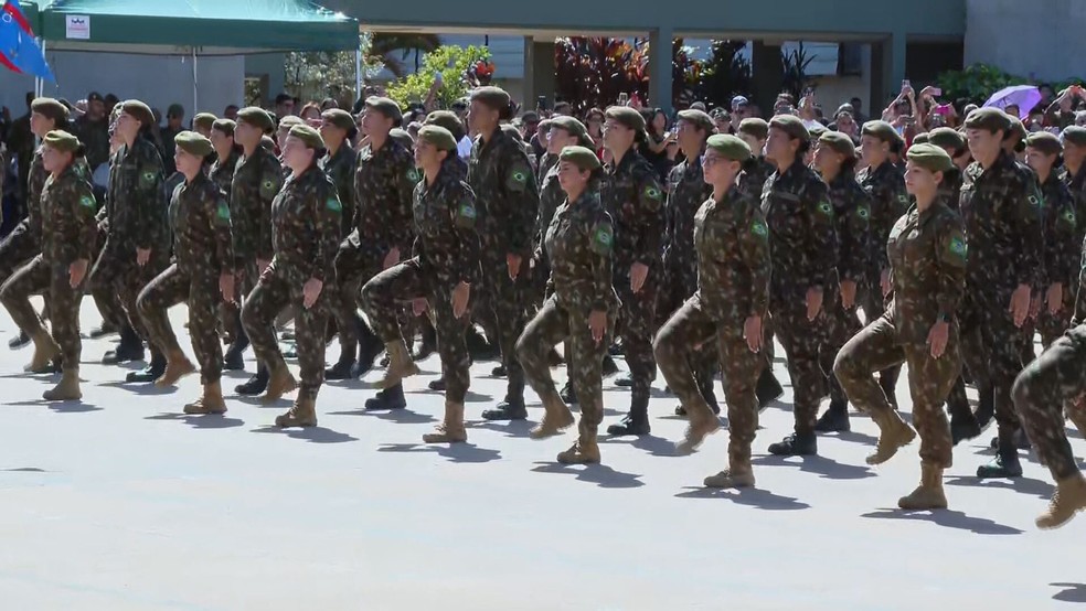 Mulheres se formam pela primeira vez como soldados no Exército Brasileiro, em 28 de abril de 2026 — Foto: TV Globo