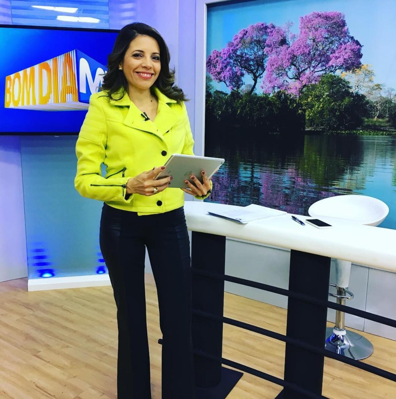 Luzimar Collares no comando do telejornal Bom dia Mato Grosso — Foto: Arquivo pessoal