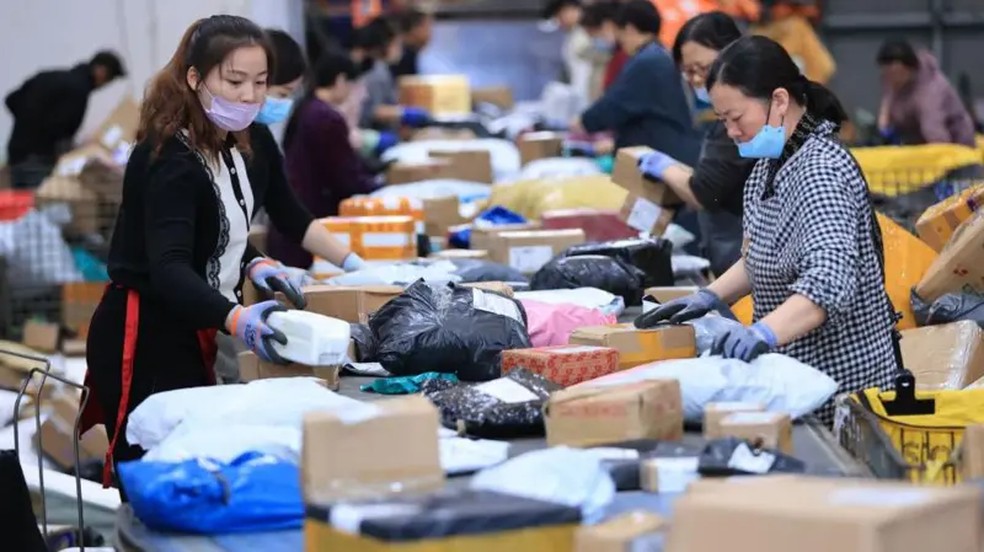 As vendas no dia 11 de novembro, 'o maior dia de compras do mundo', perderam o atrativo quando os consumidores chineses pararam de gastar dinheiro — Foto: Getty Images
