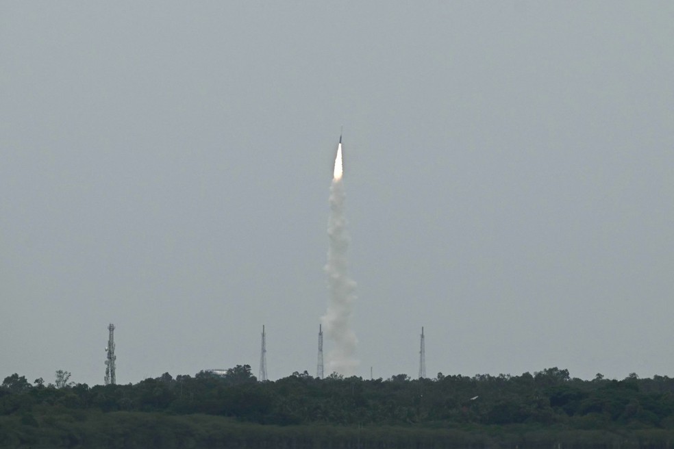 O foguete orbital Vikram-1 da Skyroot Aerospace, da Índia, decola do Centro Espacial Satish Dhawan em Sriharikota, Andhra Pradesh — Foto: SATISH BABU / AFP