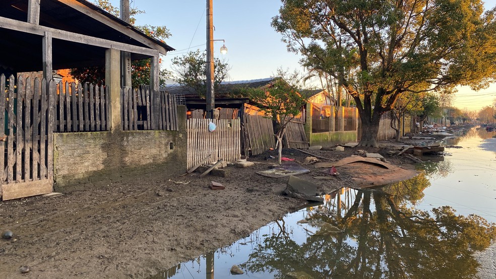 Imóvel atingido por enchente em Alvorada — Foto: Maria Eduarda Ely/RBS TV